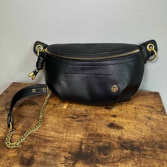 modern and chic Handbags - Modern and chic belt bag